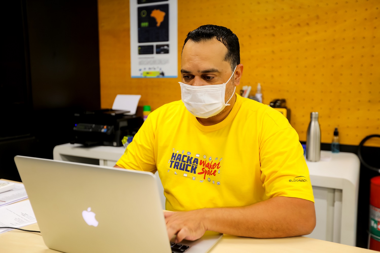 Fabrício Sousa, instrutor do projeto HackaTruck .