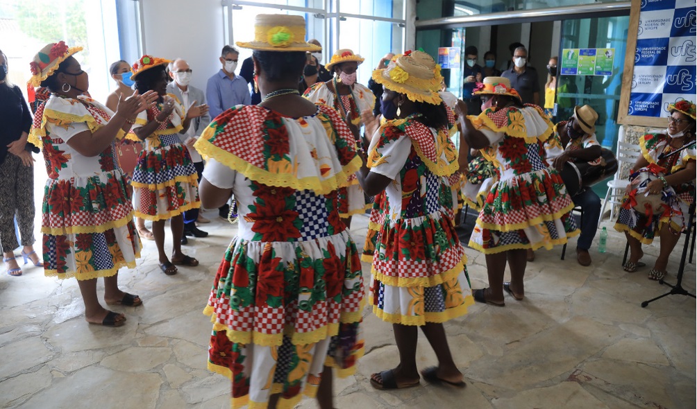 Grupo Samba de Pareia da Mussuca realizou apresentação durante a entrega dos títulos Saberes e Fazeres e Artes e Cultura Popular. (foto: Adilson Andrade/Ascom UFS)