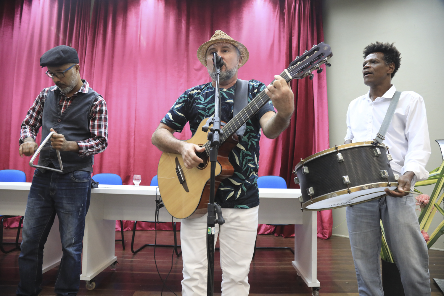 Evento foi encerrado com apresentação dos homenageados Luiz Fontineli (centro) e Betinho Caixa D'água (dir.)