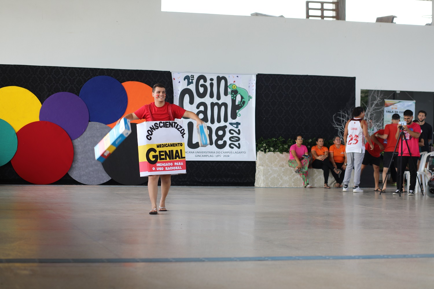 O estudante de Farmácia Yan Gustavo foi o mascote do seu curso.