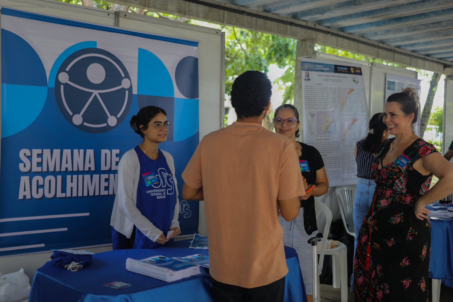 Ação acontece na passarela de pedestres do Campus de São Cristóvão. (foto: Elisa Lemos/Ascom UFS)