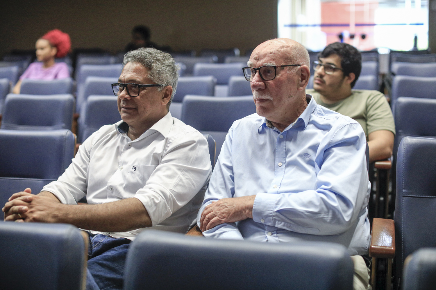 Professor Luiz Eduardo Oliveira (esq.), organizador do Simpósio, e o historiador britânico Kenneth Maxwell, a quem o evento homenageia (Foto: Adilson Andrade/AscomUFS)