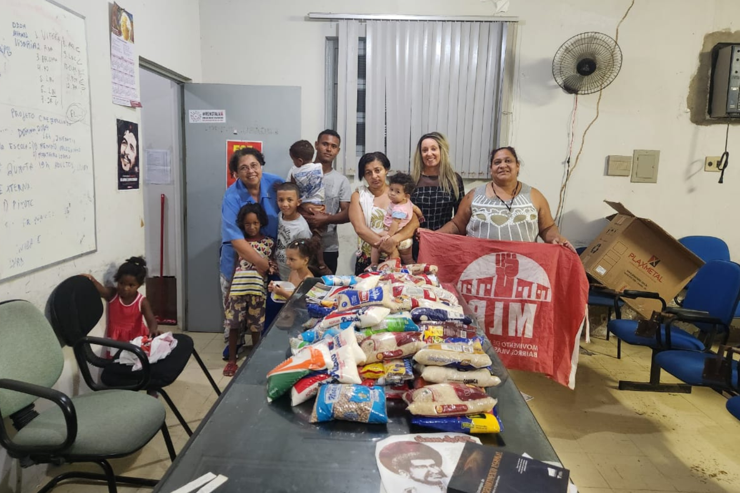Entrega dos alimentos na Ocupação João Mulungu, em Aracaju. (foto: Arquivo pessoal)