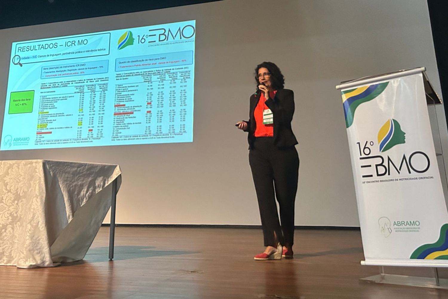 Professora Andréa Medeiros durante apresentação do trabalho ICR-DMO. foto: arquivo pessoal