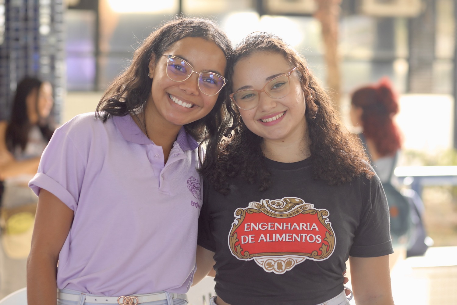 Susianny Alves (esq.) e Maria Eduarda Santana apresentaram trabalhos aos calouros de Engenharia de Alimentos. (Foto: Yan Lima/Ascom UFS)