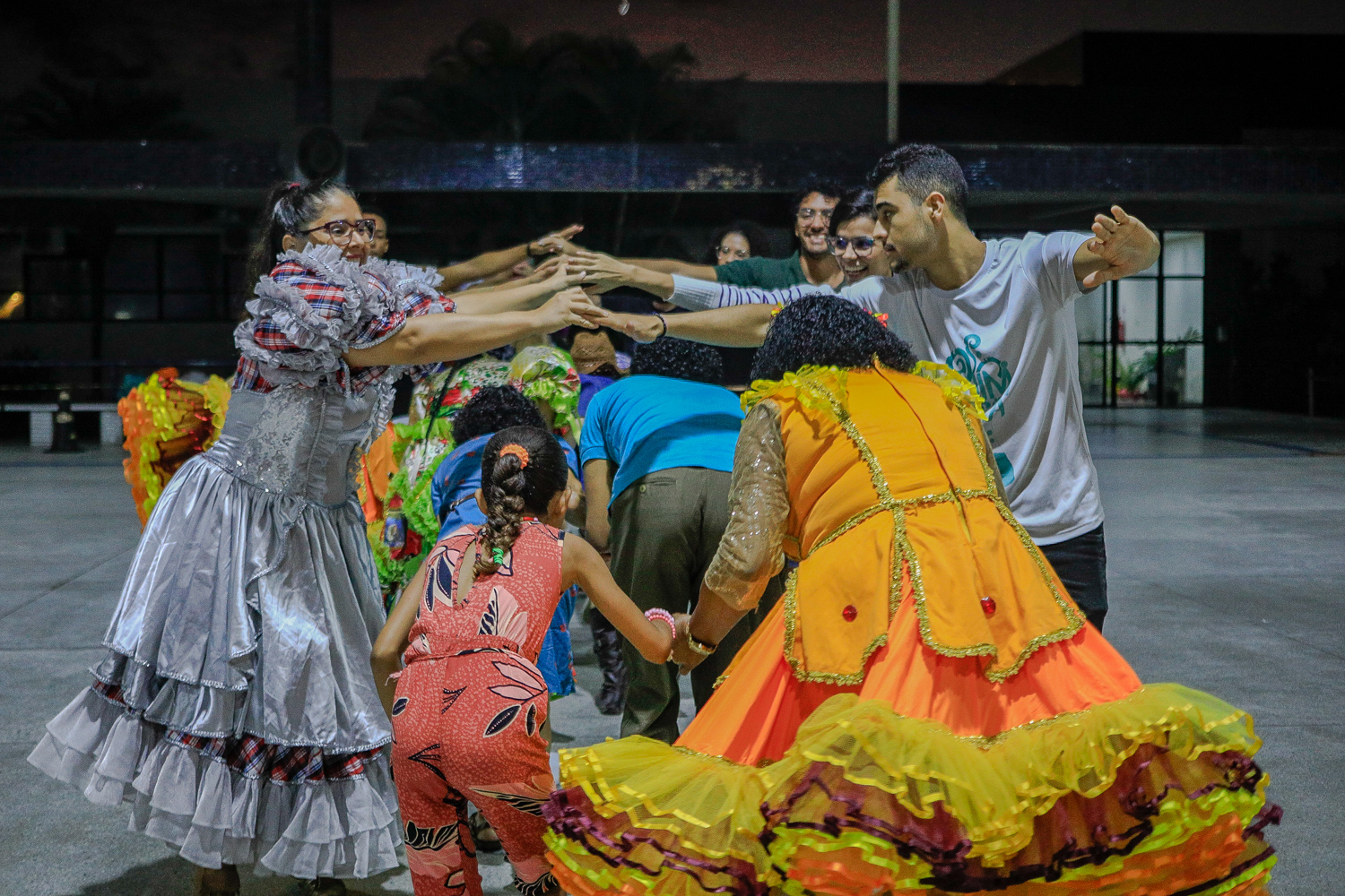 Oficina de danças juninas ensinou passos de dança para o público. (foto: Elisa Lemos/Ascom UFS)