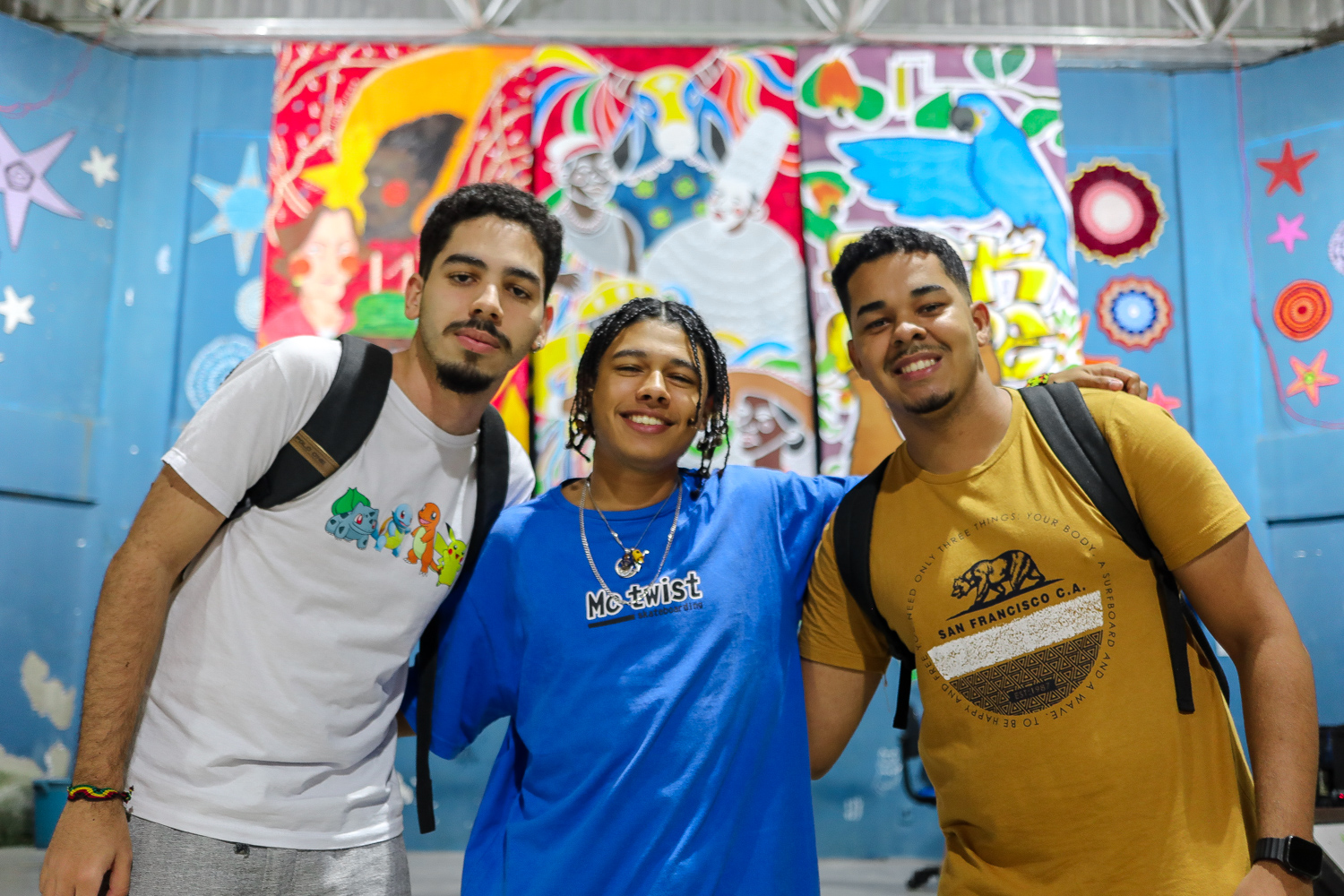 Cainan Nagô (azul) e amigos durante o Arraiá UFS. (foto: Elisa Lemos/Ascom UFS)