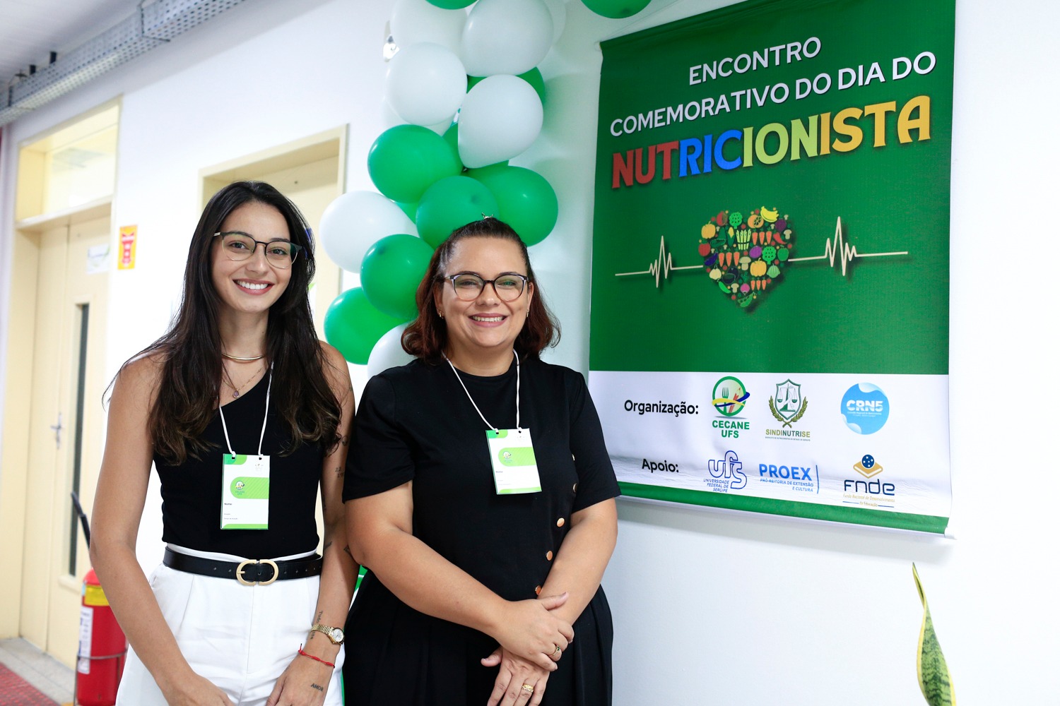 A celebração reuniu nutricionistas do estado, incluindo Camila Carla dos Santos Menese (à direita), responsável técnica pelo PNAE no município de Muribeca, que participou da celebração ao lado de outros profissionais 