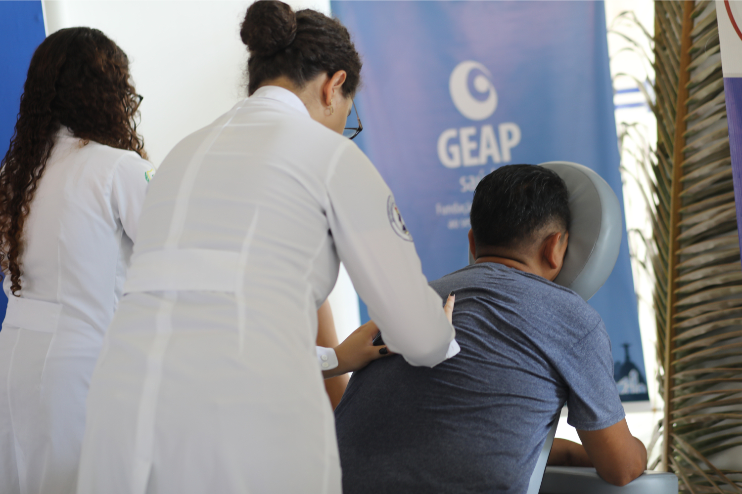 Serviço de Saúde Ocupacional da UFS ofereceu massagem. (foto: Schirlene Reis/Ascom UFS)