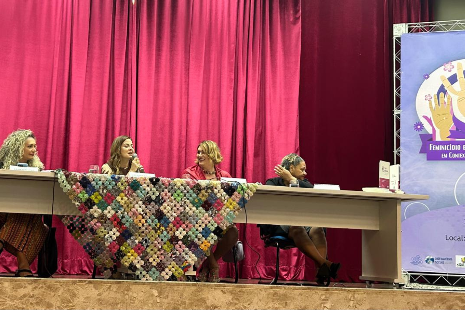 Mesa de abertura do evento "Feminicídio e transfeminicídio em contextos internacionais". (foto: Arquivo pessoal)