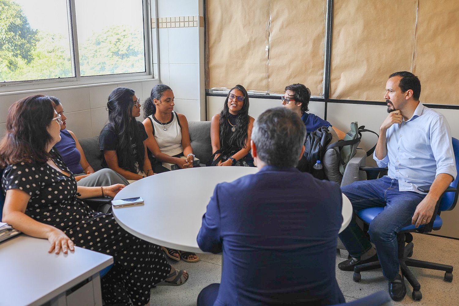 Cônsul pôde conversar com alguns professores e alunos sobre os projetos de pesquisa desenvolvidas pela Cátedra. (Foto: Elisa Lemos/Ascom UFS)