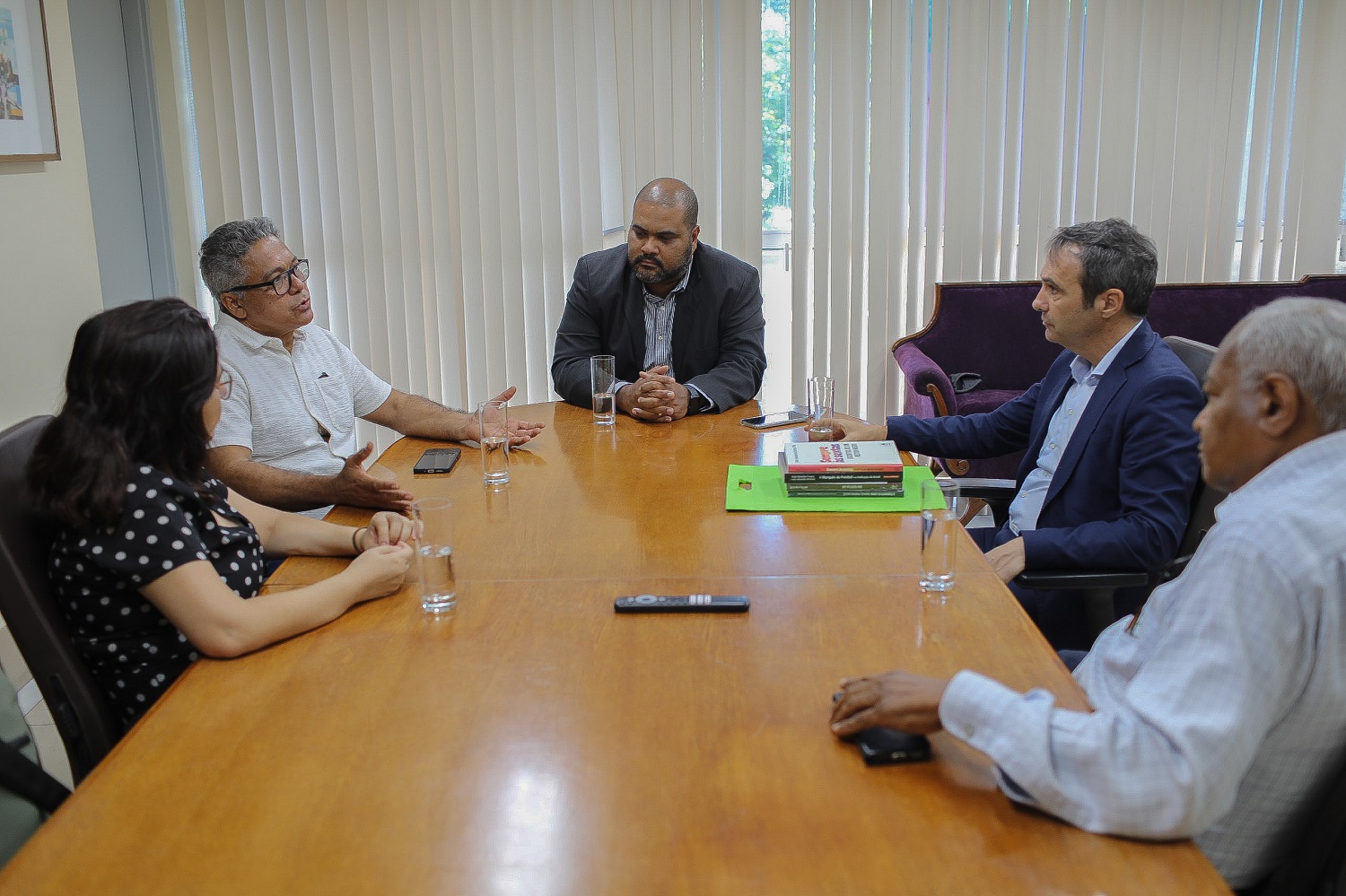 Participam o reitor da UFS, Valter Santana, os professores Luiz Eduardo Oliveira e Elaine Maria Santos, respectivamente coordenador e vice da Cátedra, e José Lima Santana, corregedor-geral da UFS. (Foto: Elisa Lemos/Ascom UFS)