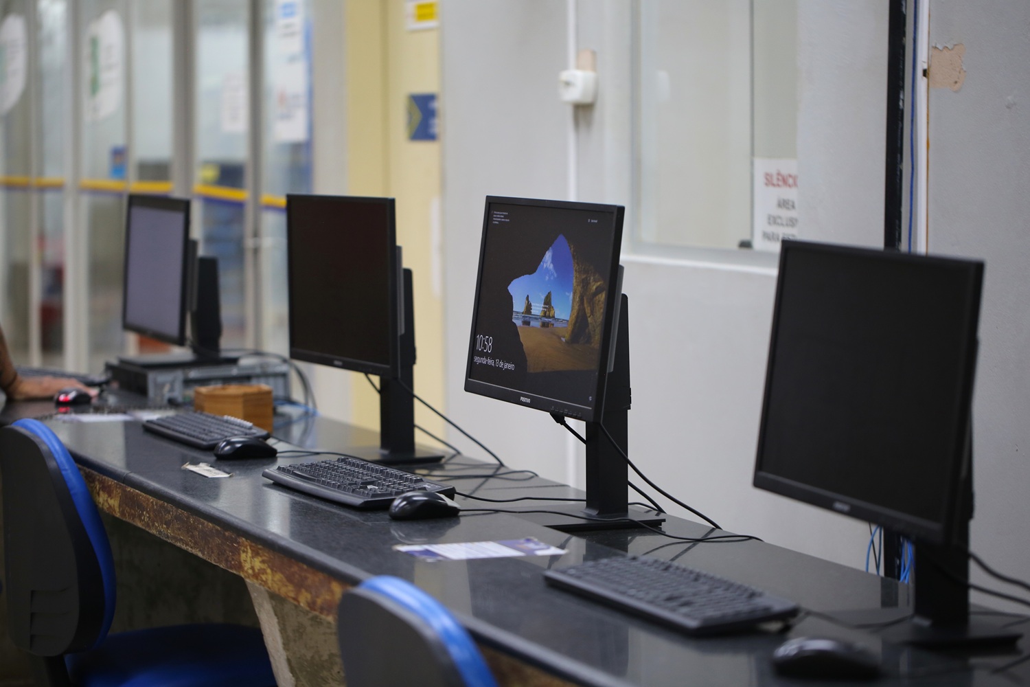 A universidade também disponibiliza equipamentos disponíveis para estudo em várias partes da instituição. Além disso, alunos que não possuem acesso a equipamentos em casa podem concorrer a editais de aquisição. (Foto: Janaína Cavalcante / Ascom UFS)