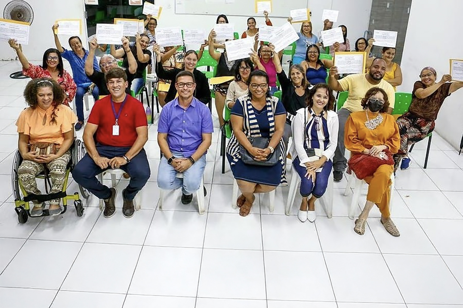 Entrega dos certificados aos artesãos. (Foto: Arquivo pessoal)