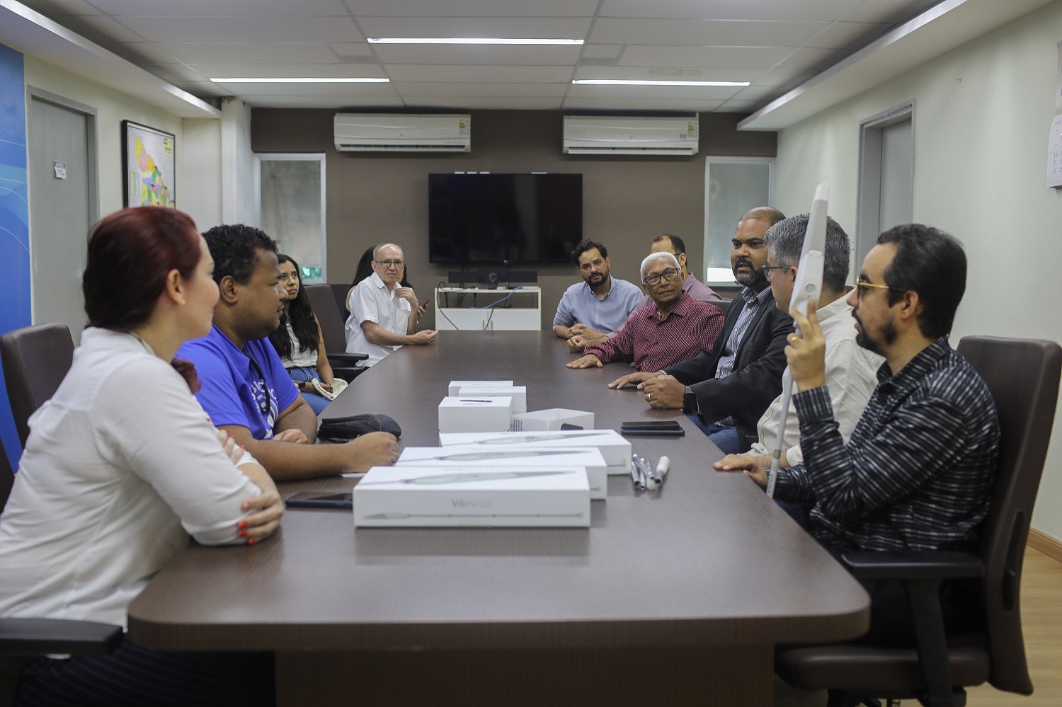 Recepção dos equipamentos aconteceu no Gabinete do Reitor. (foto: Elisa Lemos/Ascom UFS)