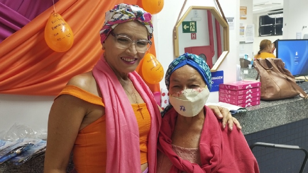 Dilma Maria, voluntária, e Maria da Silva são pacientes oncológicas. (foto: Ascom HU-UFS)