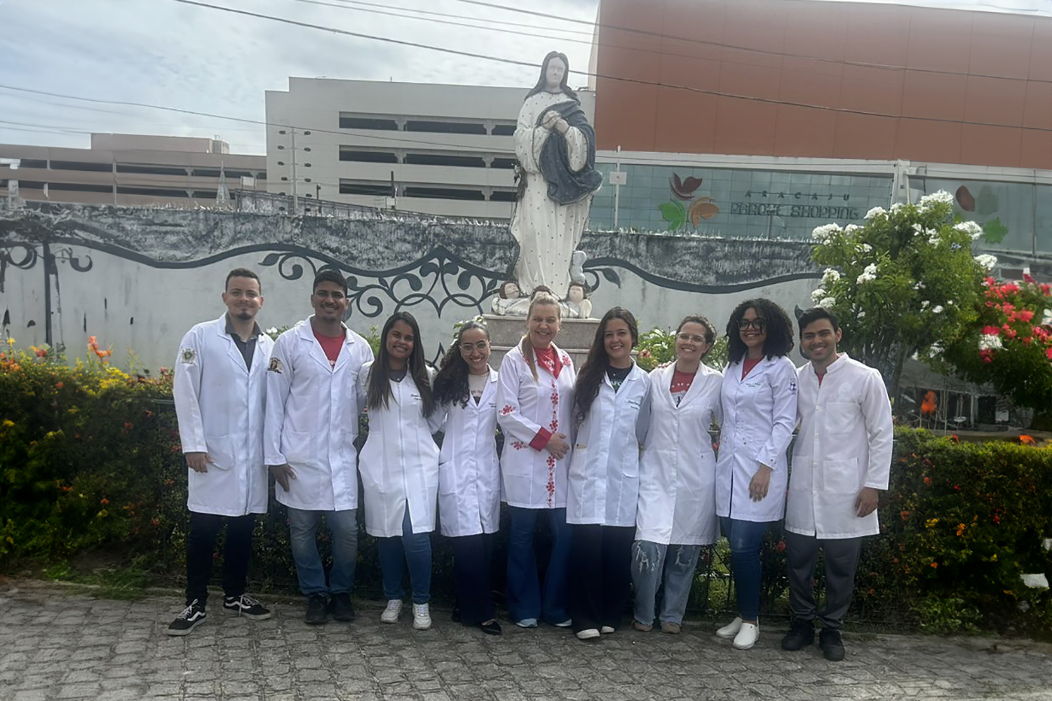 Estudantes e coordenadora do projeto de extensão. (Foto: Arquivo pessoal) 