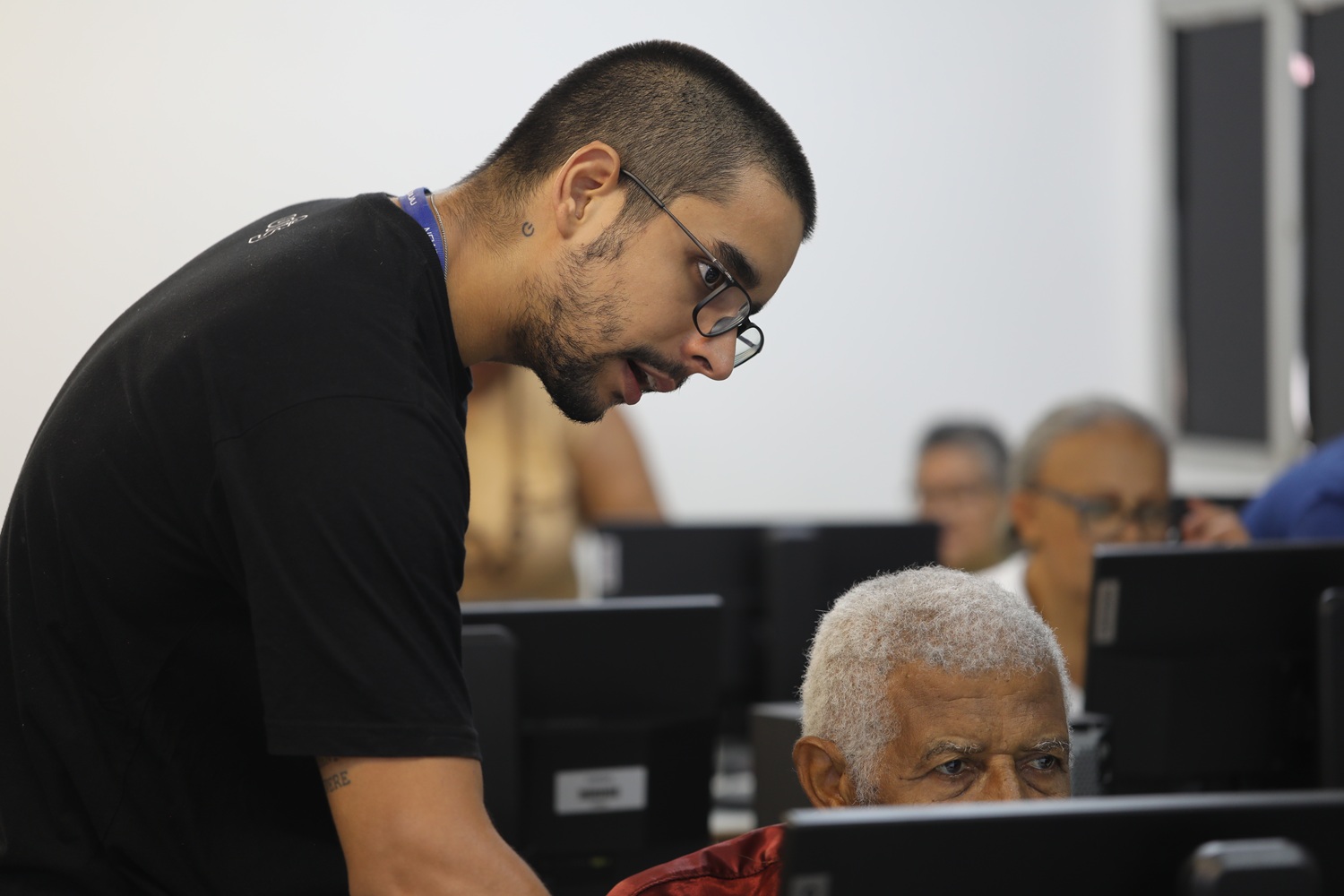 Victor Benevides é o monitor responsável pela oficina (Foto: Janaína Cavalcante/Ascom UFS)