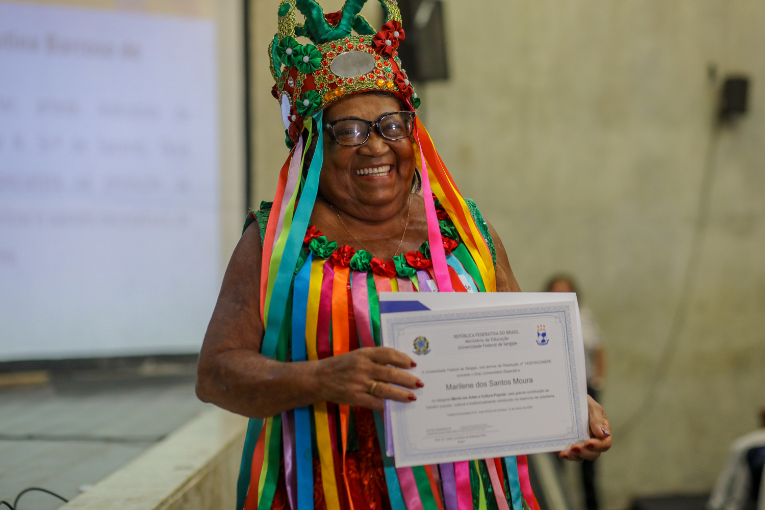 Marilene dos Santos Moura recebe grau de mérito especial (Foto: Elisa Lemos/Ascom UFS)