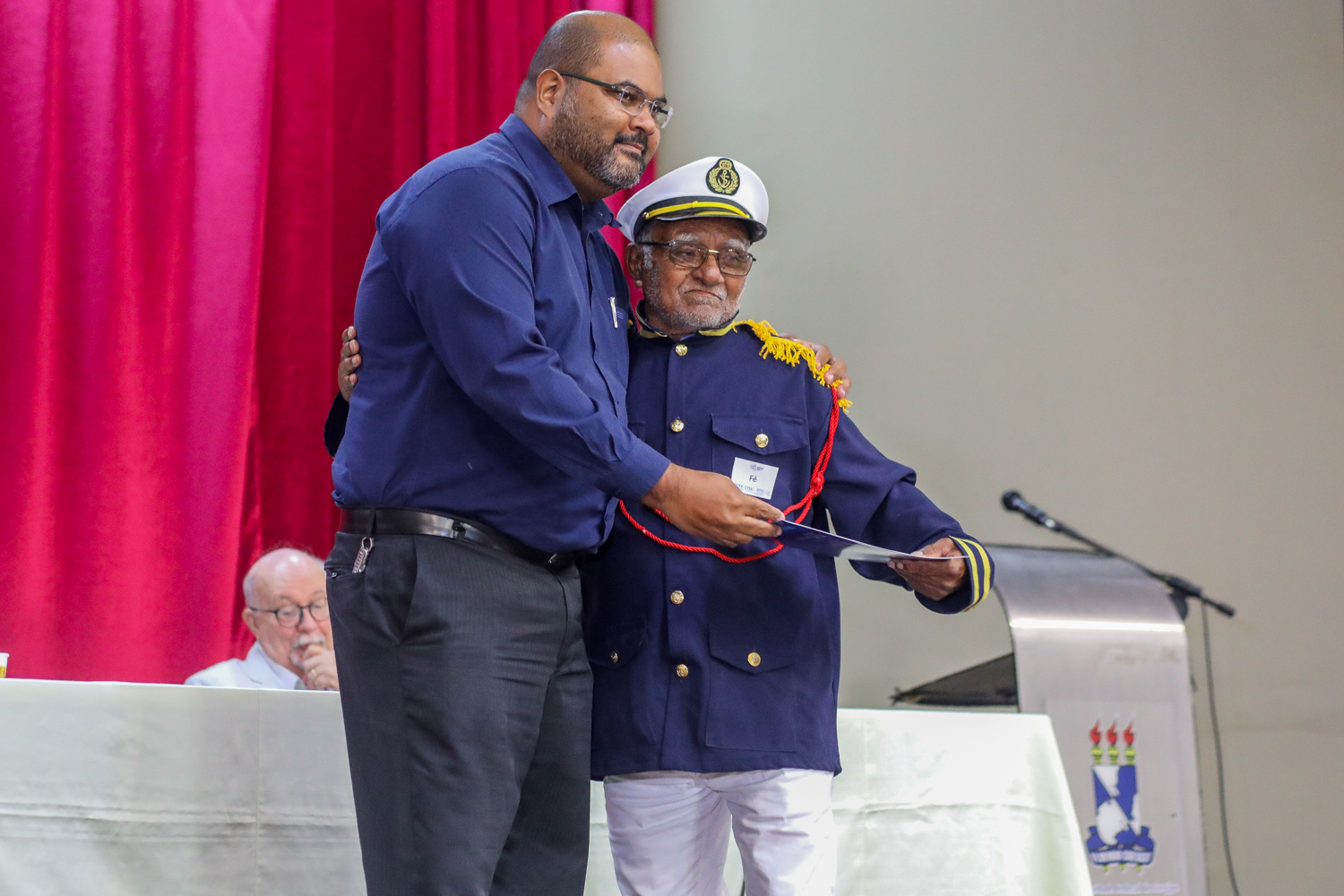 Reitor Valter Joviniano de Santana Filho entrega  grau de mérito especial (Foto: Elisa Lemos/Ascom UFS)