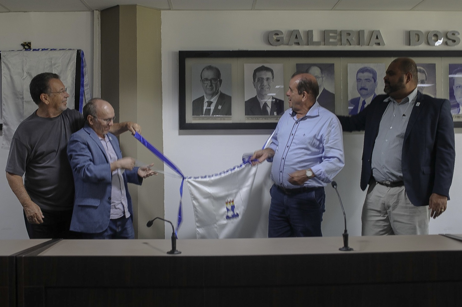 Angelo Antoniolli descerrou seu retrato ao lado dos professores Marciolino Lopes, Rosalvo Ferreira e Valter Joviniano. (Foto: Elisa Lemos/Ascom UFS)