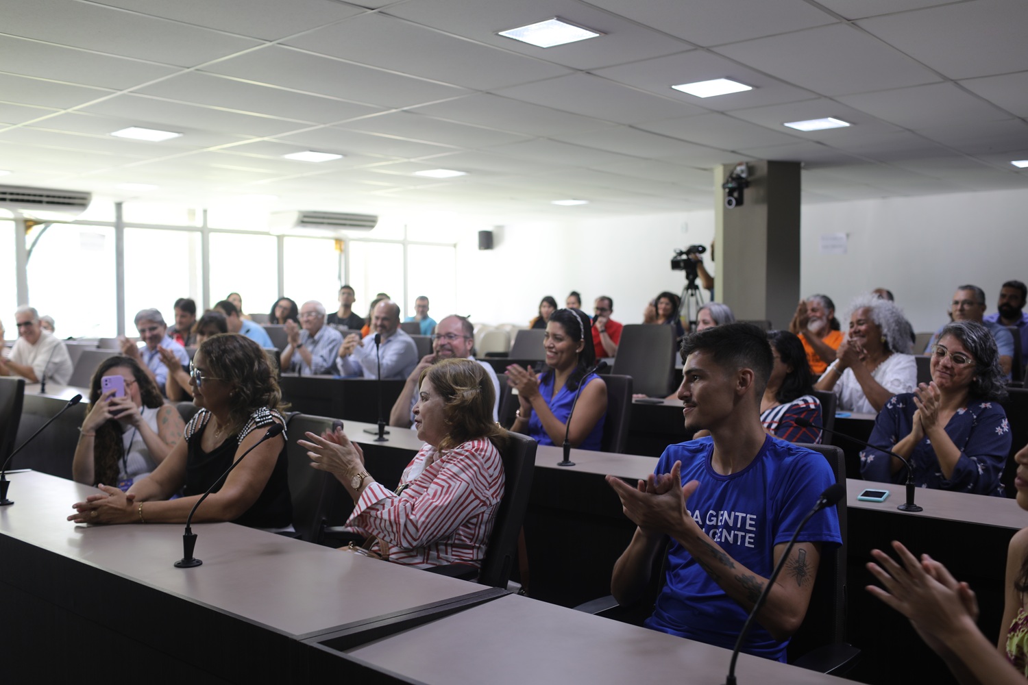 Integrantes da comunidade acadêmica acompanham cerimônia de posse (Foto: Janaína Cavalcante/Ascom UFS)